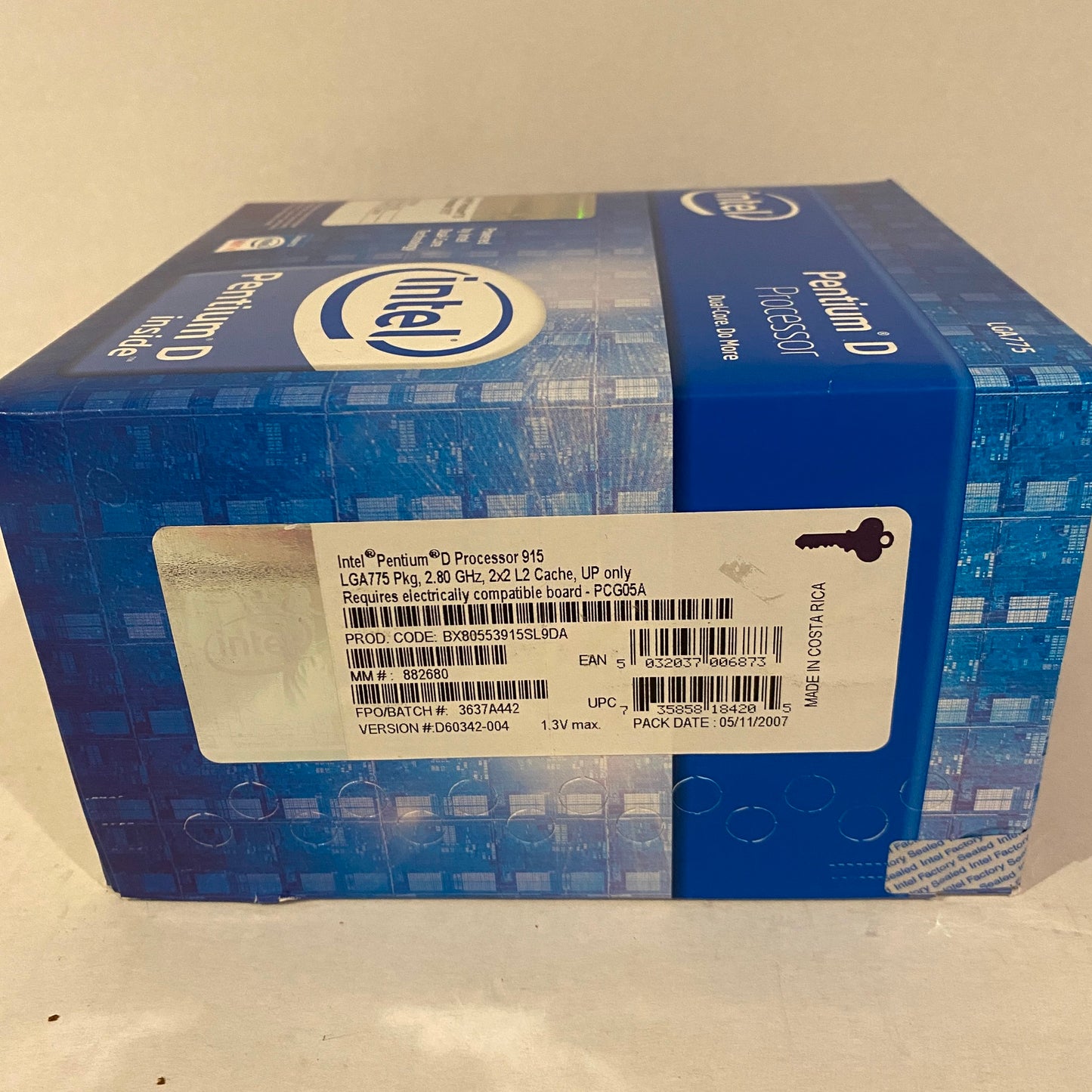 New Intel Pentium D Processor 915 2.80 Ghz with Heatsink and Fan - LGA775