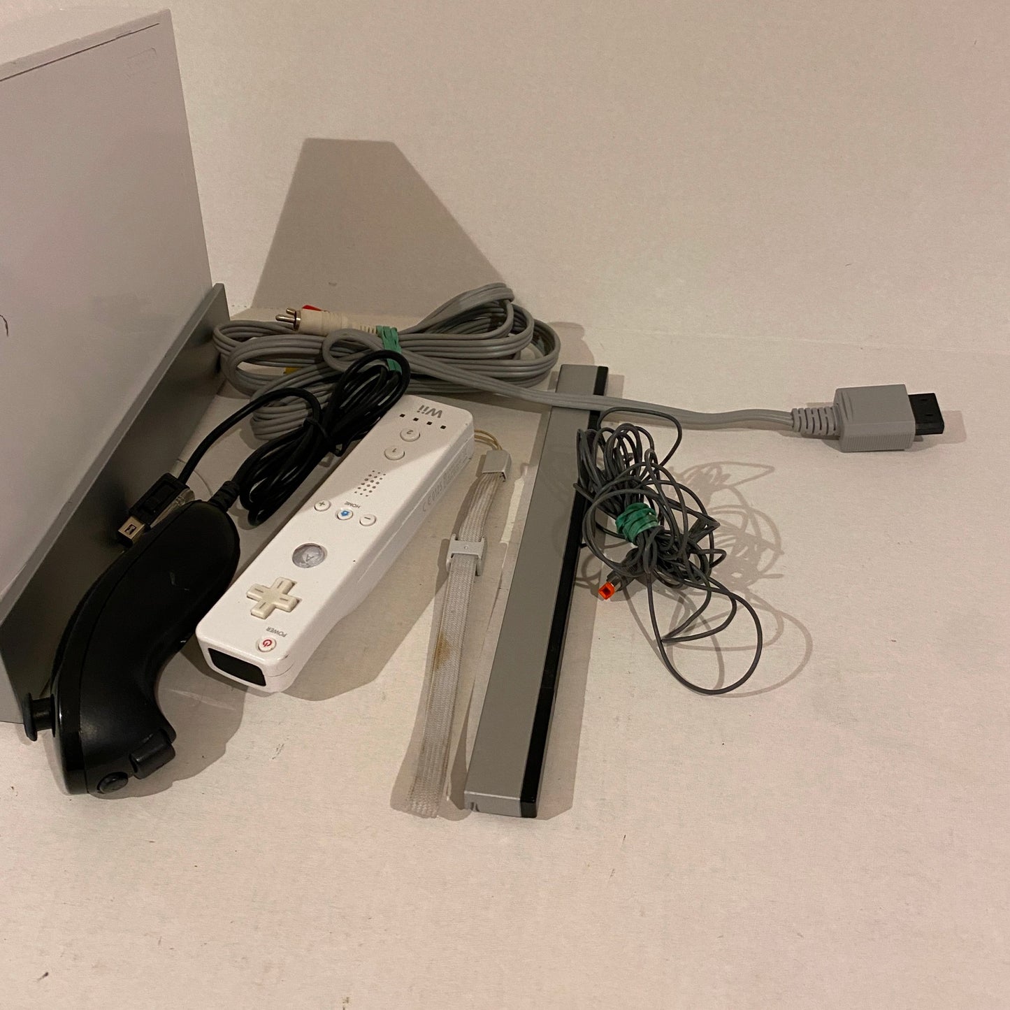 Nintendo Wii with 1 Controller, 1 Nunchuck - RVL-001