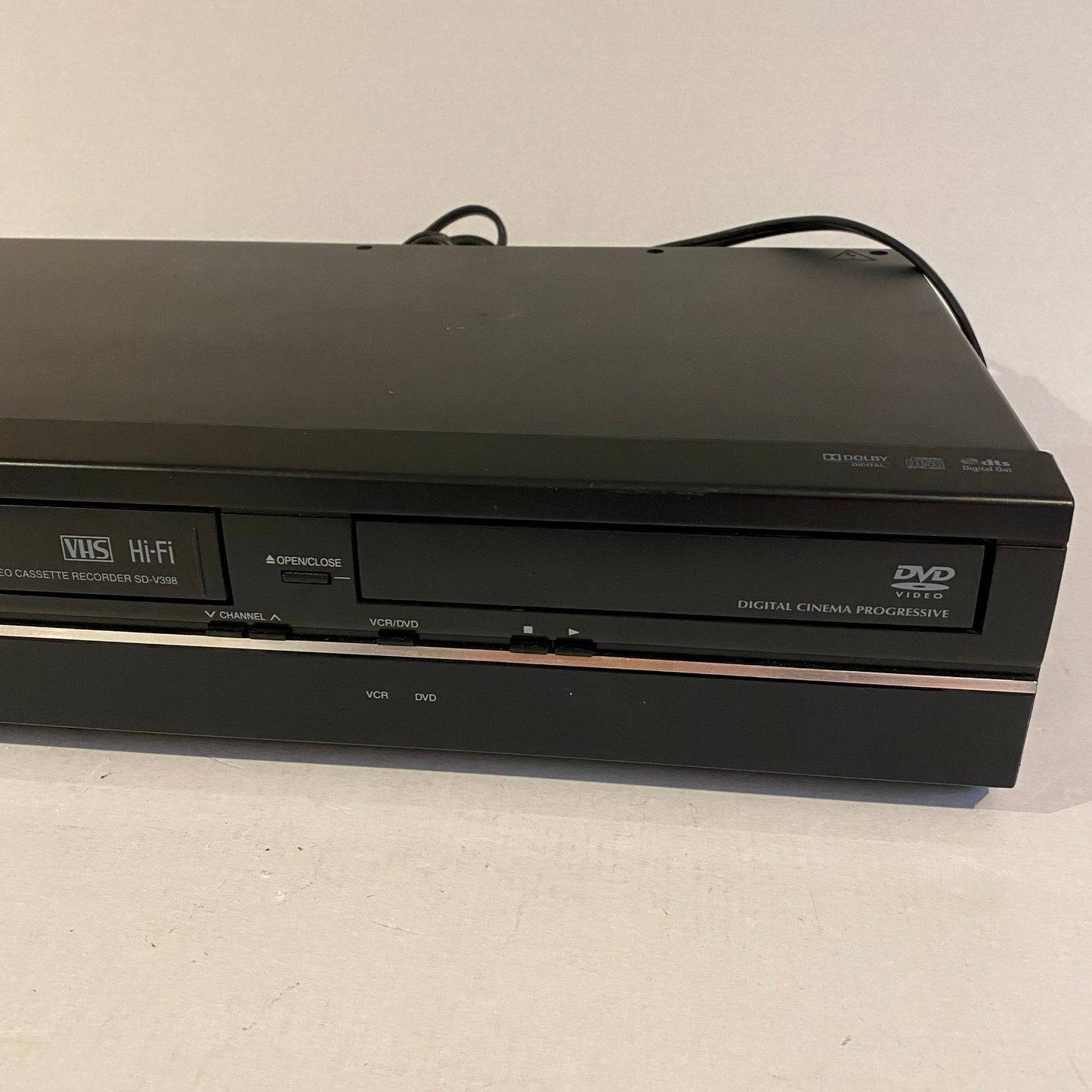 Toshiba VCR DVD Combo Player - SD-V398