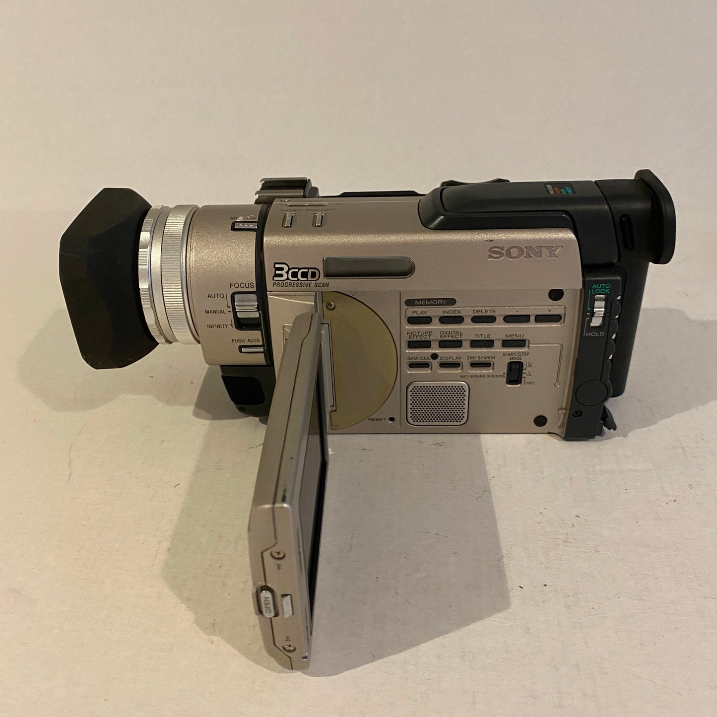 Sony Mini DV Handycam Digital Video Camera - DCR-TRV900
