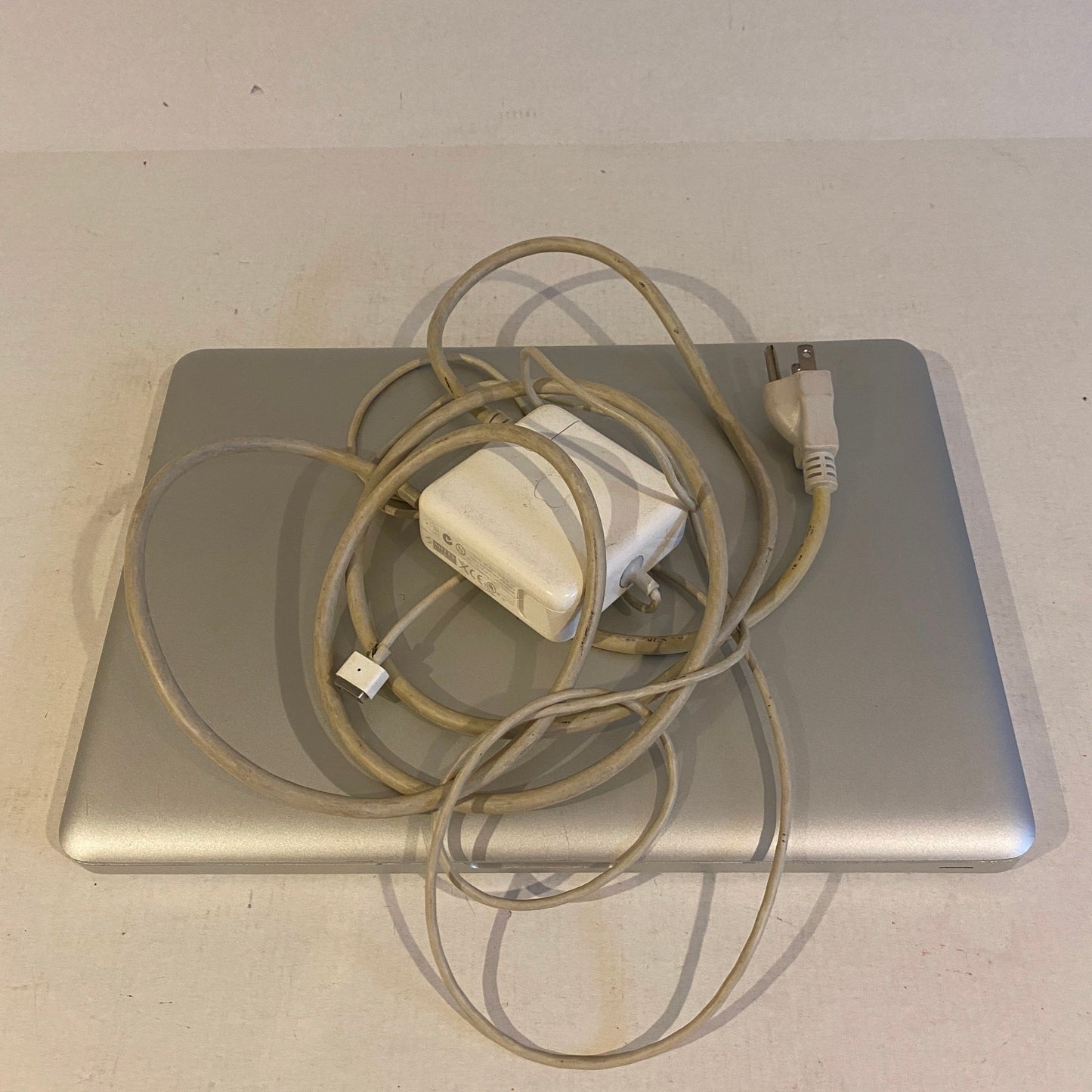 For Parts - 2008 Macbook No HDD - A1278