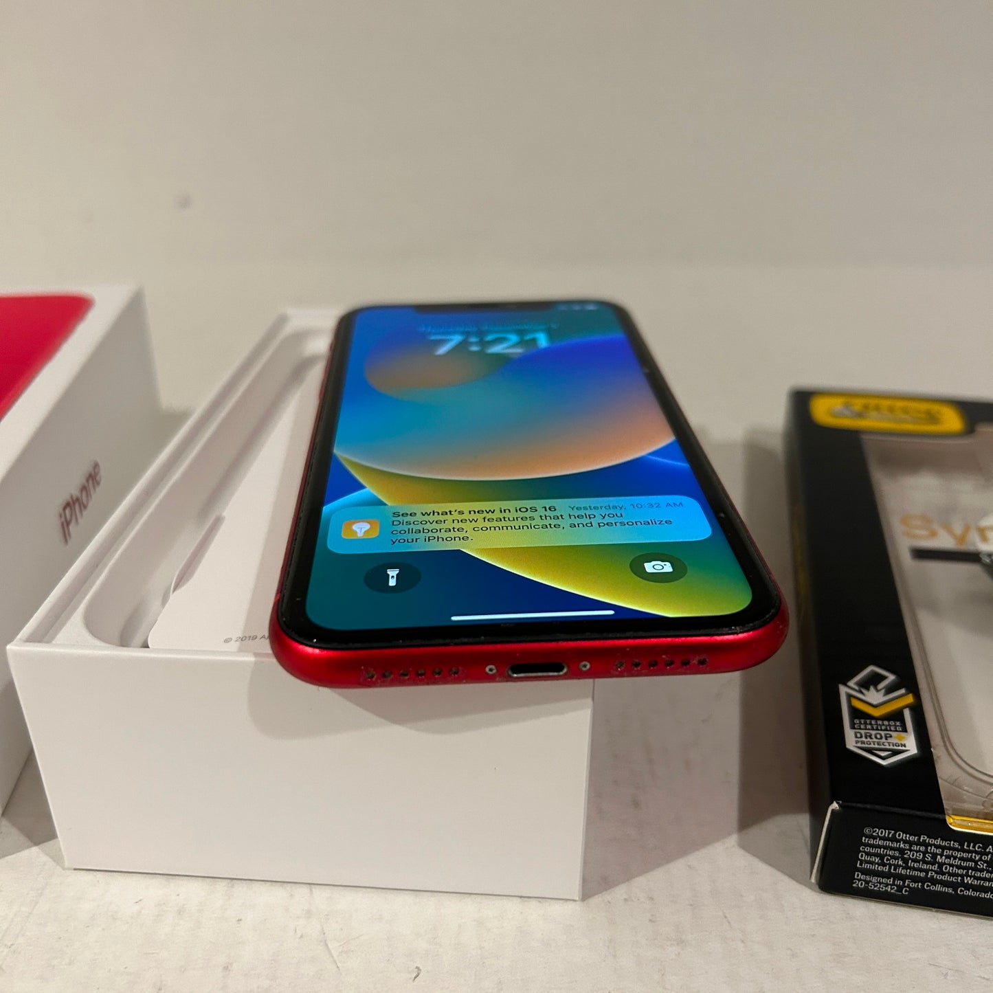 Product Red 128 GB iPhone 11 Rogers