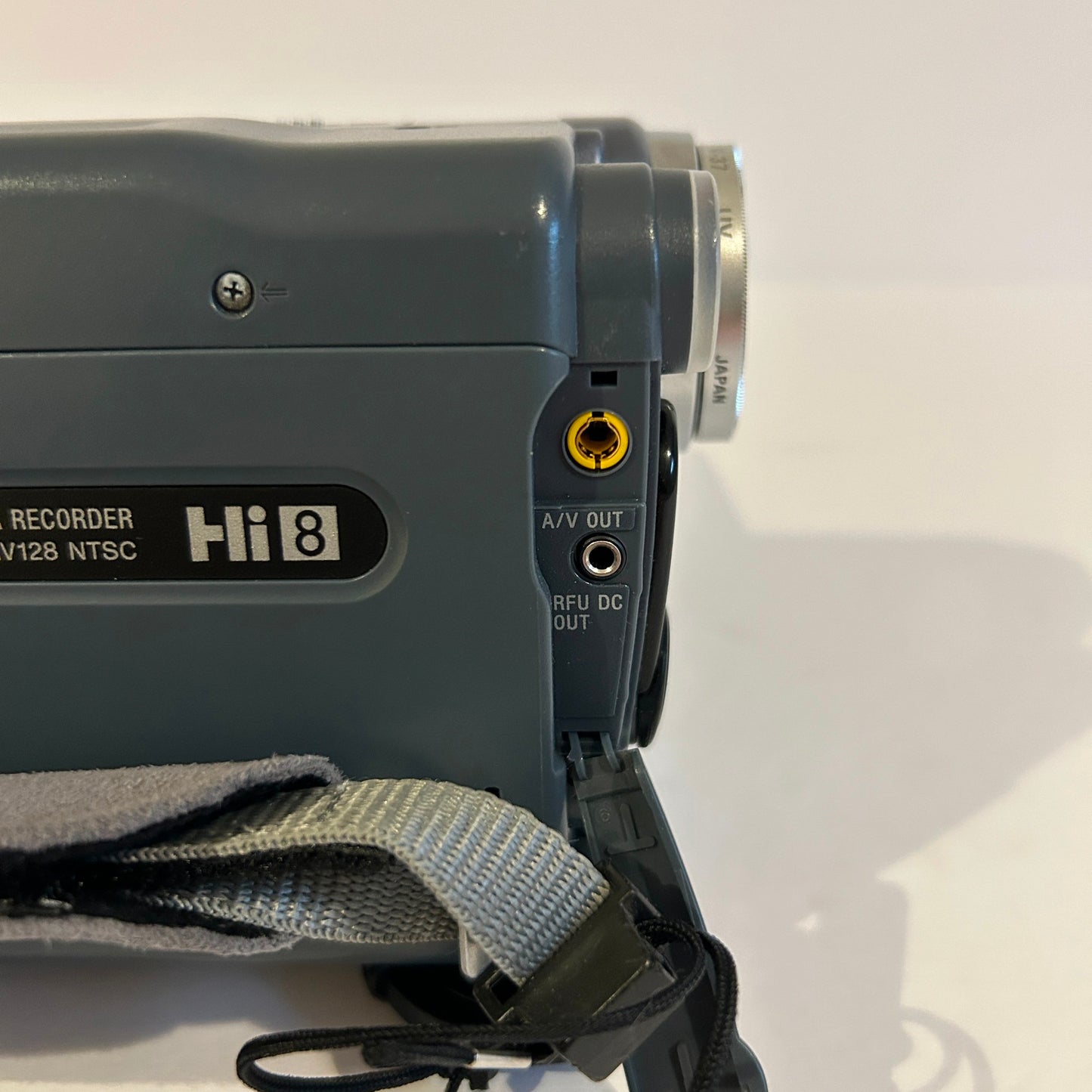 Sony Hi8 NTSC Digital Handycam Camcorder - CCD-TRV128